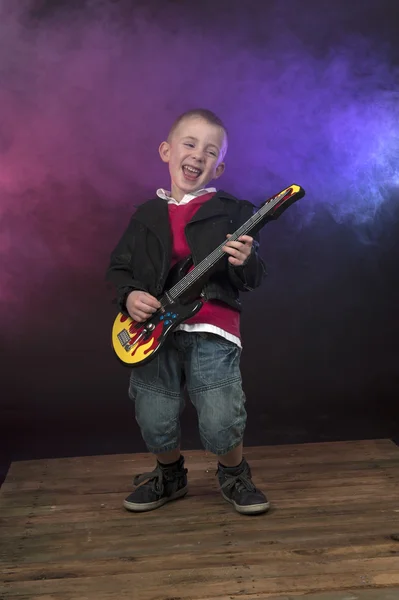 Menino no palco com guitarra — Fotografia de Stock