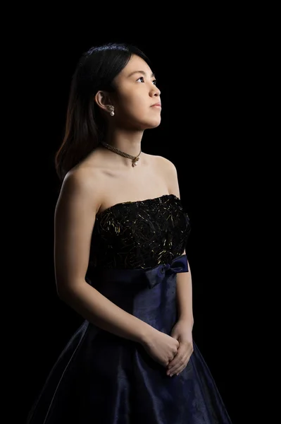 Joven asiático mujer en vestido de noche, aislado en negro — Foto de Stock