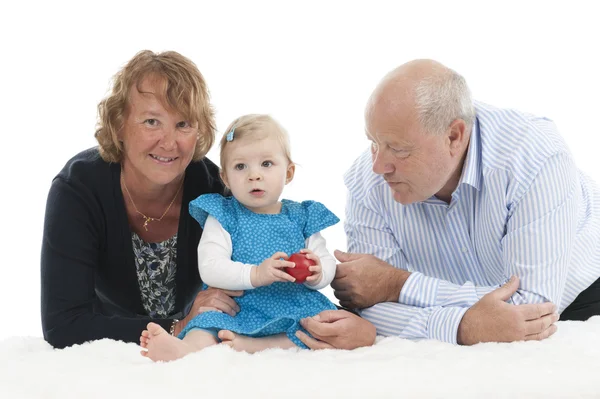Mor-och farföräldrar med barnbarn, isolerad på vit — Stockfoto
