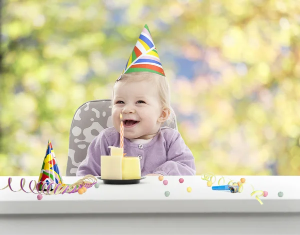 Bambino avendo il suo primo compleanno, sfondo sfocato — Foto Stock