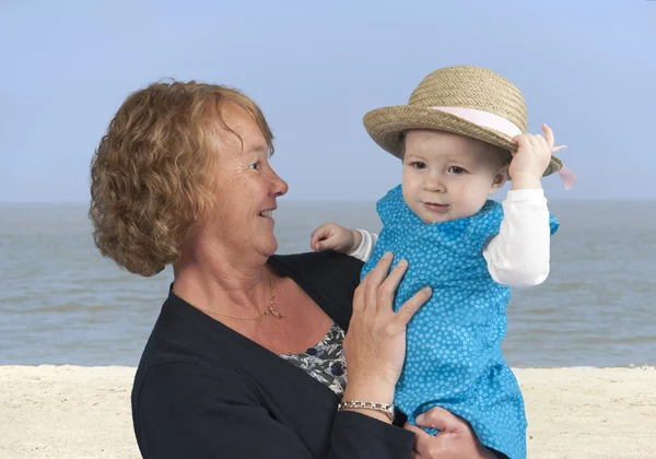 Grootmoeder met kleindochter, op het strand — Stockfoto