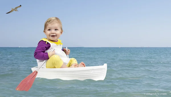 Verão: pequena criança em um barco no oceano — Fotografia de Stock