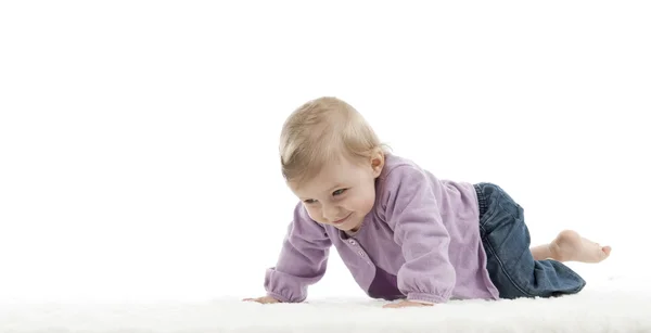 Bebê rastejando feliz, isolado no branco — Fotografia de Stock