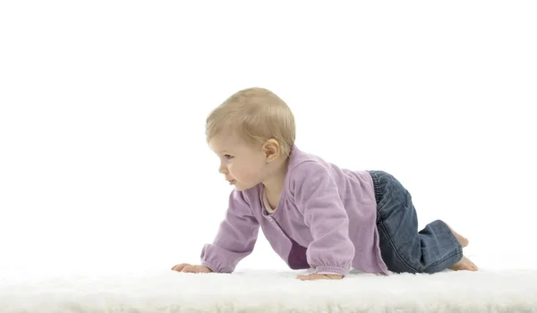 Gelukkig kruipende baby met gekleurde kubussen, geïsoleerd op wit — Stockfoto