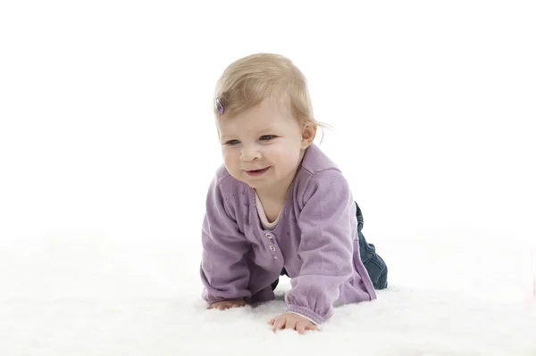 Gelukkig kruipende baby met gekleurde kubussen, geïsoleerd op wit — Stockfoto