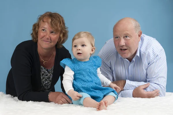 Grands-parents avec petite-fille, isolés sur bleu — Photo