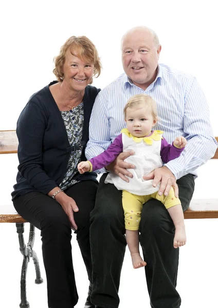 Grands-parents avec petite-fille, isolés sur blanc — Photo