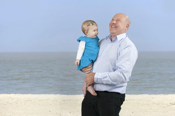 Dziadek z wnuczka, śmieją się z plaży — Zdjęcie stockowe