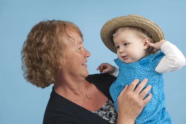 Abuela con nieta, aislado en azul —  Fotos de Stock