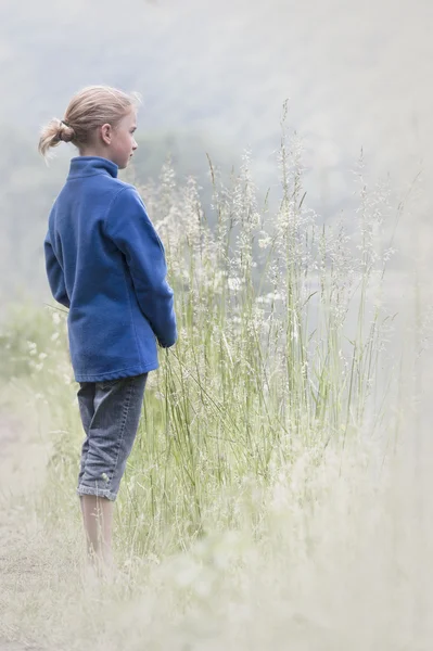 Sommarlovet: ung flicka utomhus i naturen — Stockfoto