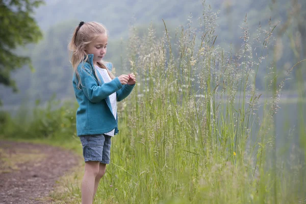 Vacanze estive: giovane ragazza all'aperto nella natura — Foto Stock