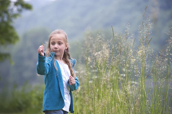Zomervakantie: jong meisje buiten in de natuur — Stockfoto