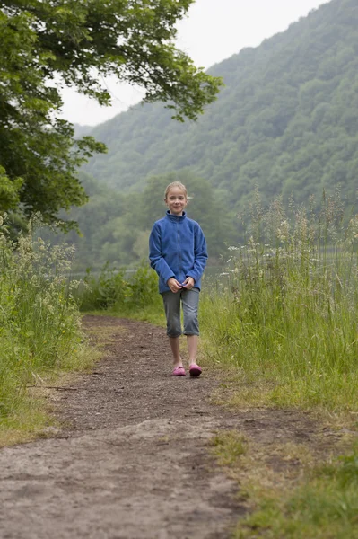 Zomervakantie: jong meisje buiten in de natuur — Stockfoto