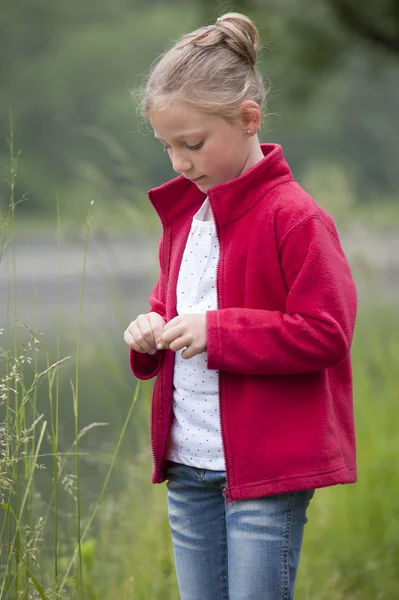 Letní prázdniny: mladá dívka venku v přírodě — Stock fotografie