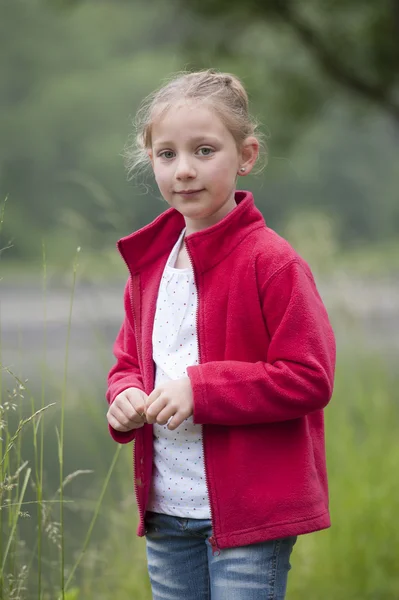 Wakacje letnie: młoda dziewczyna na zewnątrz w przyrodzie — Zdjęcie stockowe