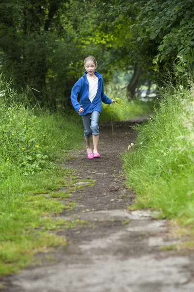 Vacanze estive, ragazza che corre nel bosco — Foto Stock