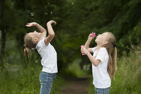 Маленькая девочка, пускающая мыльные пузыри — стоковое фото