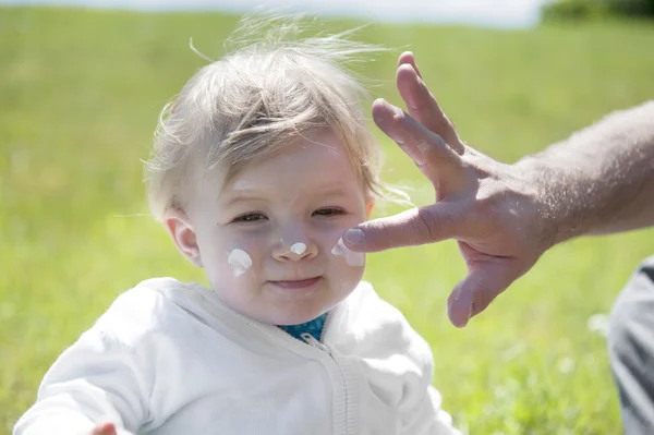 太陽の保護クリームと赤ちゃん — ストック写真