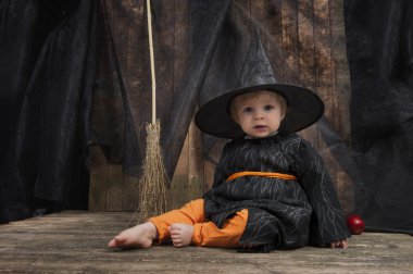 küçük halloween cadı