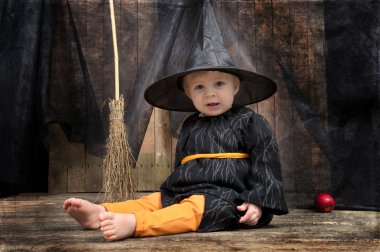 küçük halloween cadı