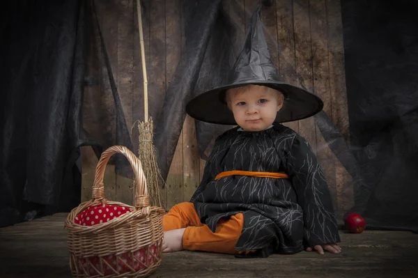 Kleine halloween heks — Stockfoto