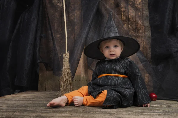 Kleine halloween heks — Stockfoto