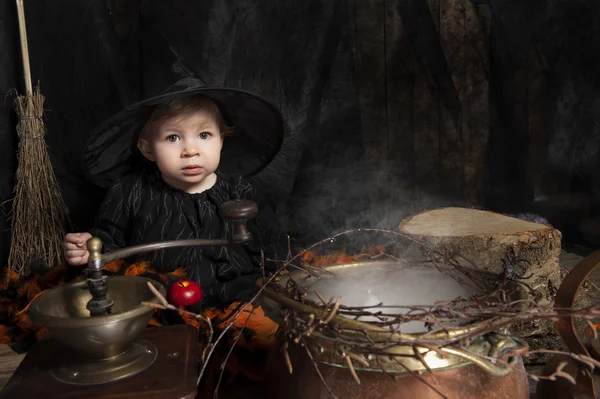 Piccola strega di Halloween — Foto Stock