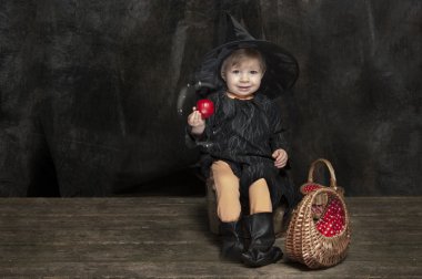 küçük halloween cadı