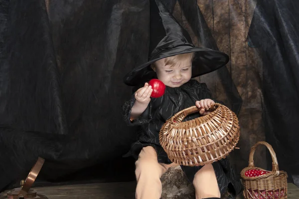 Kleine halloween heks — Stockfoto