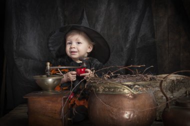 küçük halloween cadı
