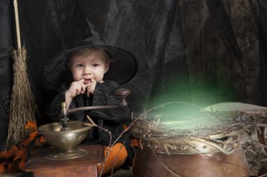 küçük halloween cadı