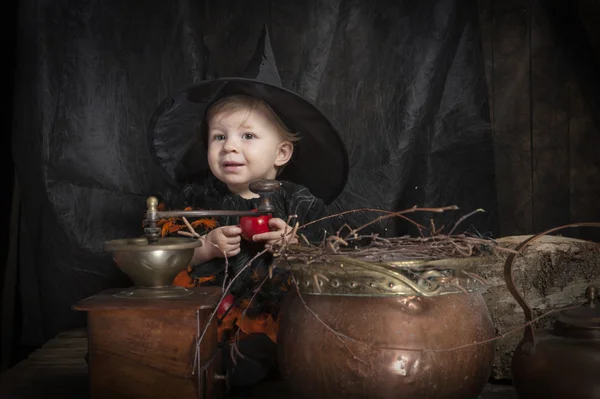 küçük halloween cadı