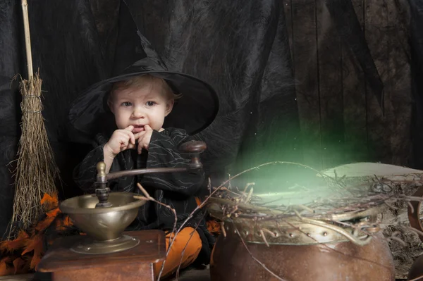 küçük halloween cadı