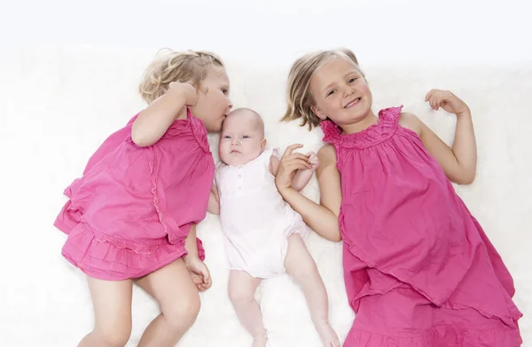 Petites soeurs sur blanc — Photo