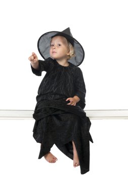 Beyaz arka planda küçük halloween cadı