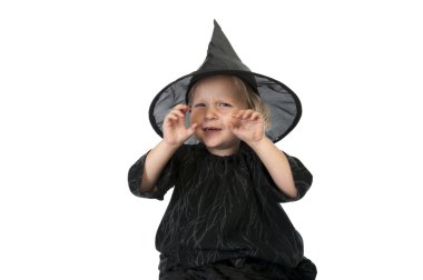 Beyaz arka planda küçük halloween cadı