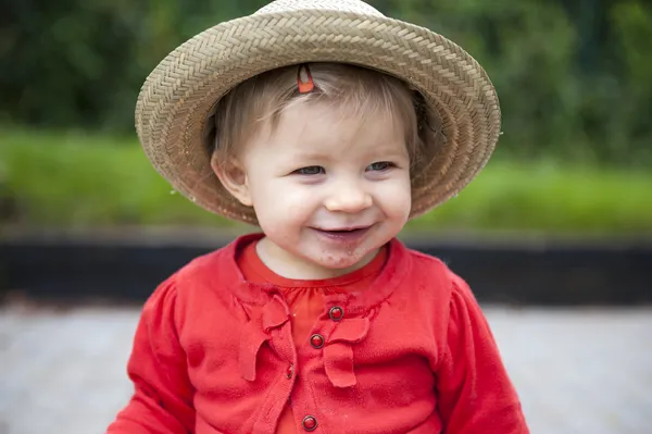 Niño pequeño con enfermedad de la mano, la fiebre aftosa, al aire libre . — Foto de Stock