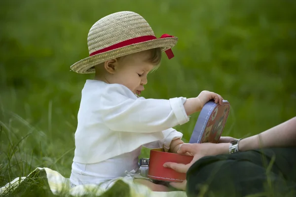 Toddler palying outdoors with memo cards — Stock Photo, Image
