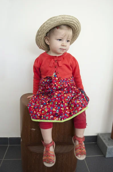 Μικρό μικρό παιδί με καπέλο αχύρου καλοκαίρι — Φωτογραφία Αρχείου