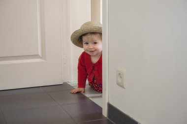 küçük bebek oyun saklambaç