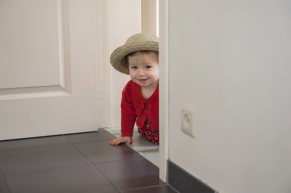 Pequena criança brincando de esconde e procura — Fotografia de Stock