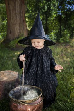 küçük halloween cadı kazanı ile açık havada