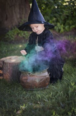 küçük halloween cadı kazanı açık havada ile