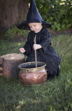 küçük halloween cadı dışarıda ormanda