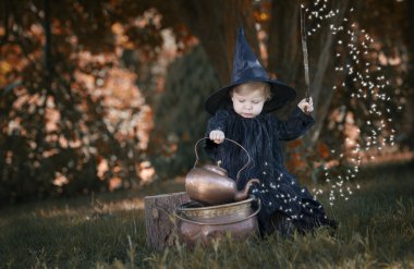 küçük halloween cadı dışarıda ormanda