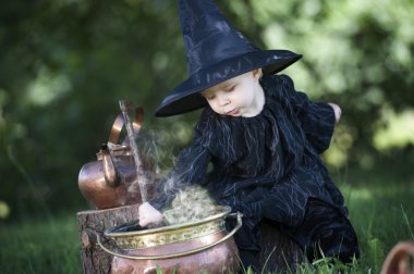 küçük halloween cadı kazanı açık havada ile