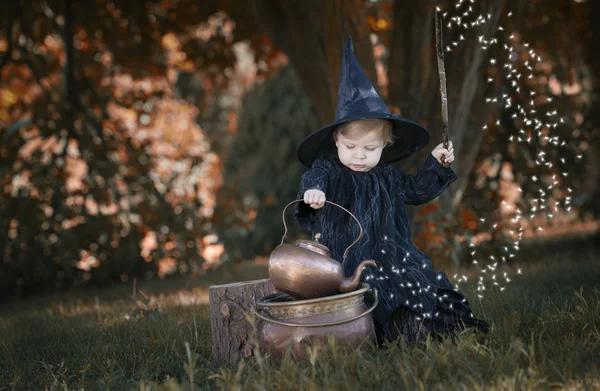 küçük halloween cadı dışarıda ormanda