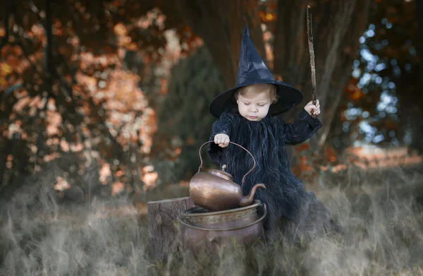 Malá čarodějnice halloween venku v lese — Stock fotografie