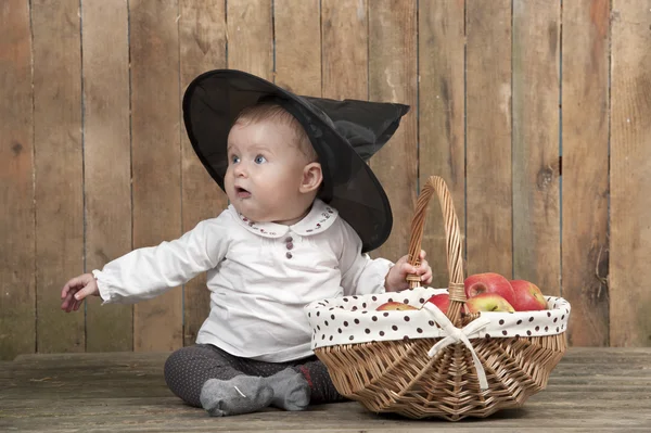 Halloween baby met mand met appelen — Stockfoto