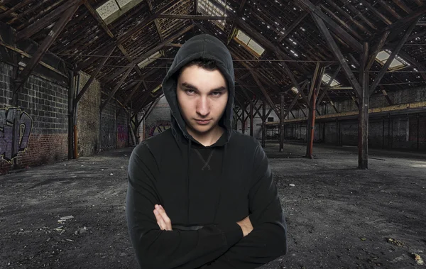 Adolescente chico en un abandonado hall Fotos De Stock Sin Royalties Gratis